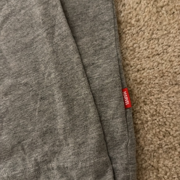 Uniqlo Marvel Women’s shirt in gray - Picture 2 of 6